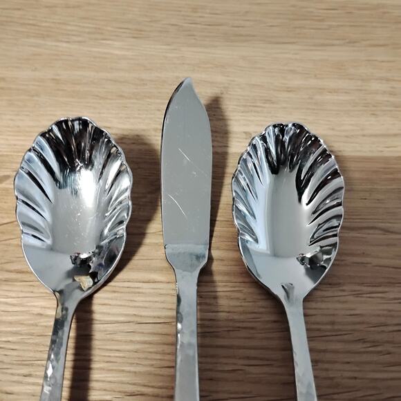 Reed & Barton Hammered Antique 2 Sugar Spoons Master Butter Knife Glossy 18/8 - Picture 2 of 5